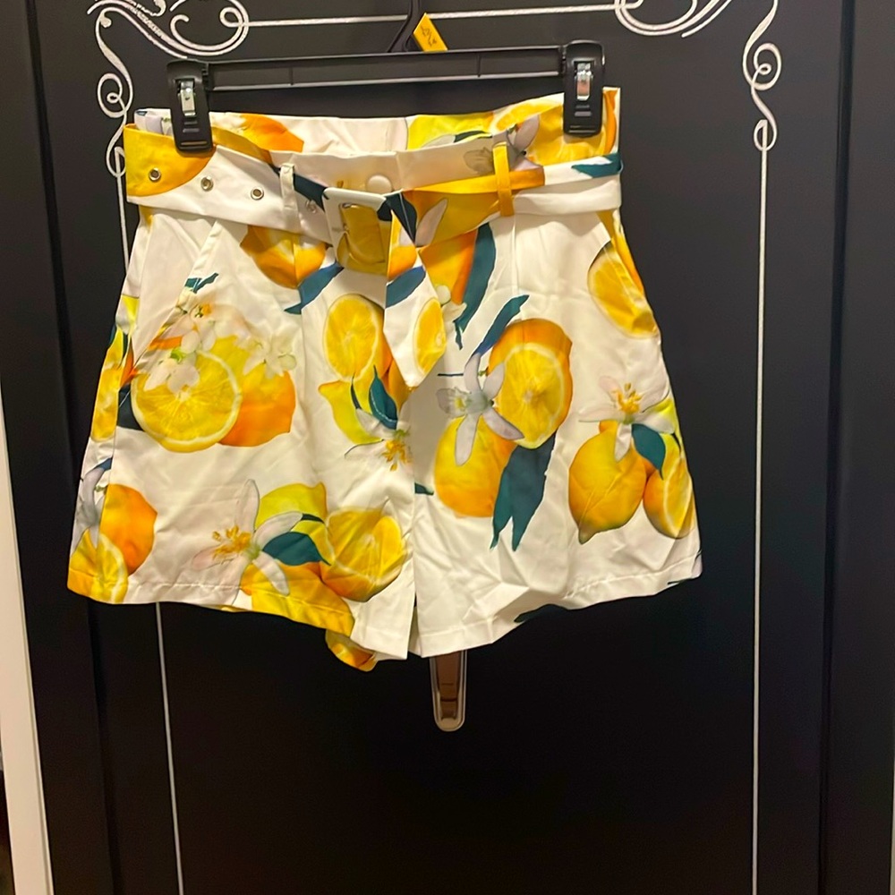 Cute shorts size large but fits like a med.  Waist 14”, rise 13” and inseam 2”.